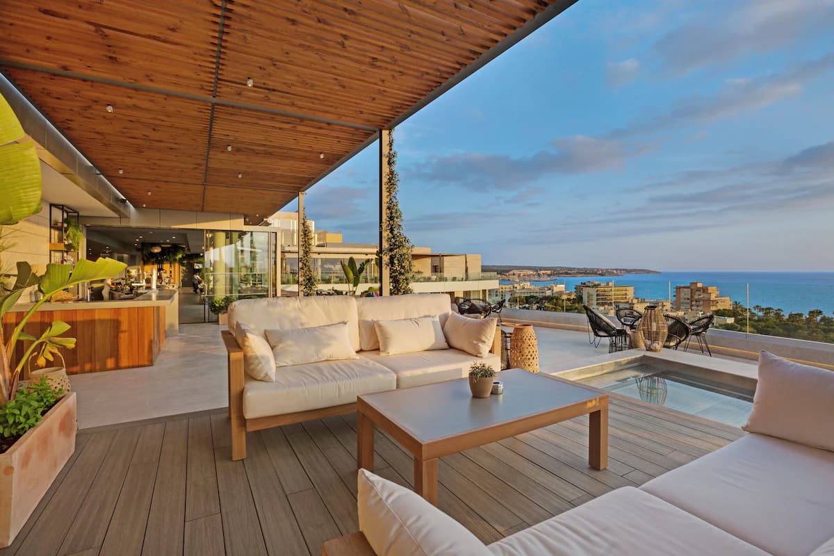 Terraza de la azotea y spa del Iberostar Selection Llaut Palma con vistas sobre la bahía.