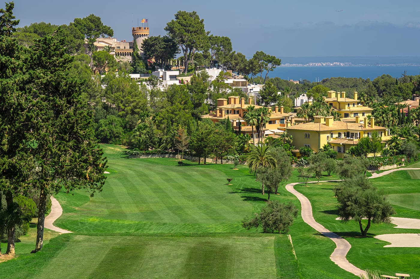 Campo de golf cerca de Palma con verdes fairways y vistas al paisaje mallorquín