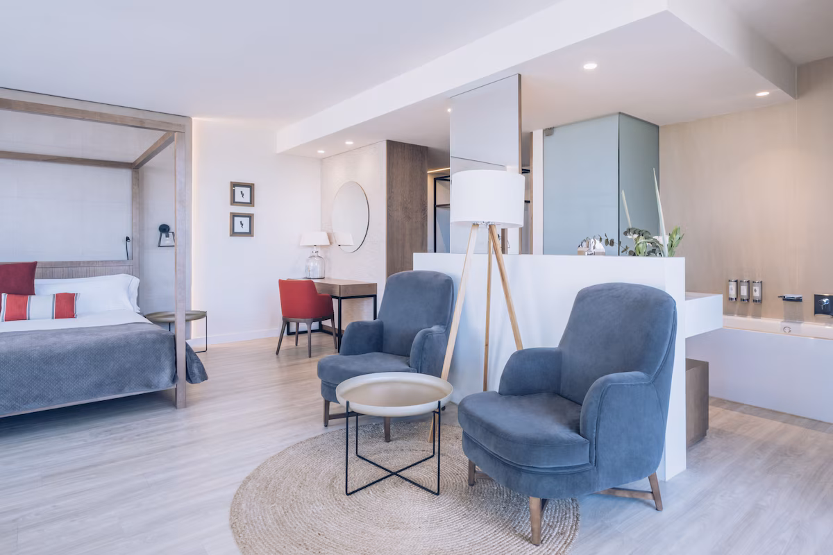 Habitación renovada con balcón y vistas al mar en el Iberostar Selection Llaut Palma.