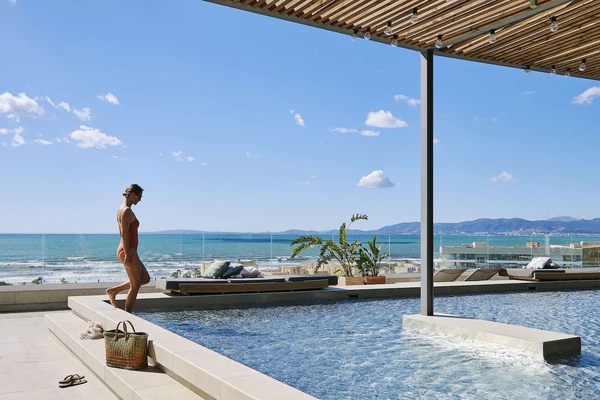 Terraza en la azotea del Iberostar Selection Llaut Palma con vistas sobre Playa de Palma