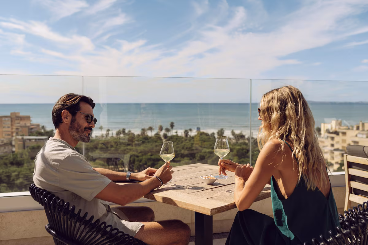 Paseo marítimo de Playa de Palma con la bahía al fondo.