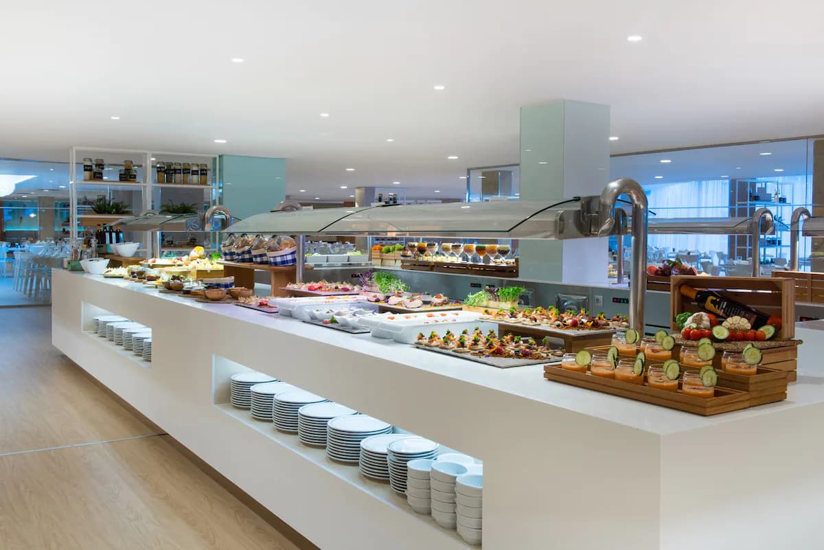 Terraza de comedor mediterráneo en el Iberostar Waves Playa de Muro