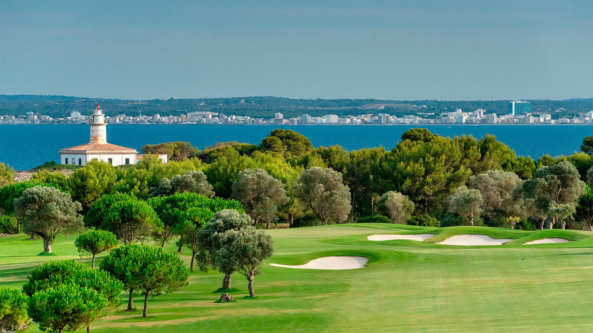 Campo de golf cerca del Iberostar Waves Playa de Muro con las montañas al fondo