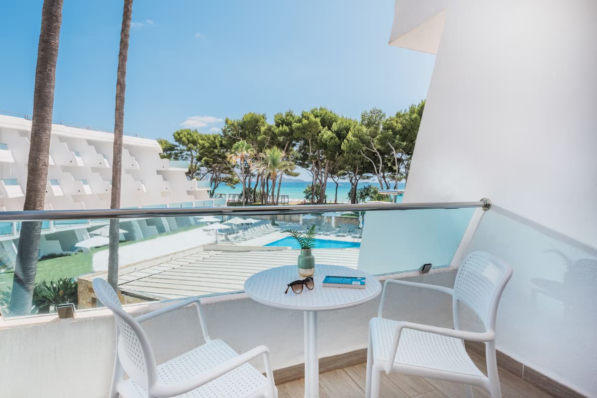 Suite premium con terraza con vistas al mar en el Iberostar Waves Playa de Muro